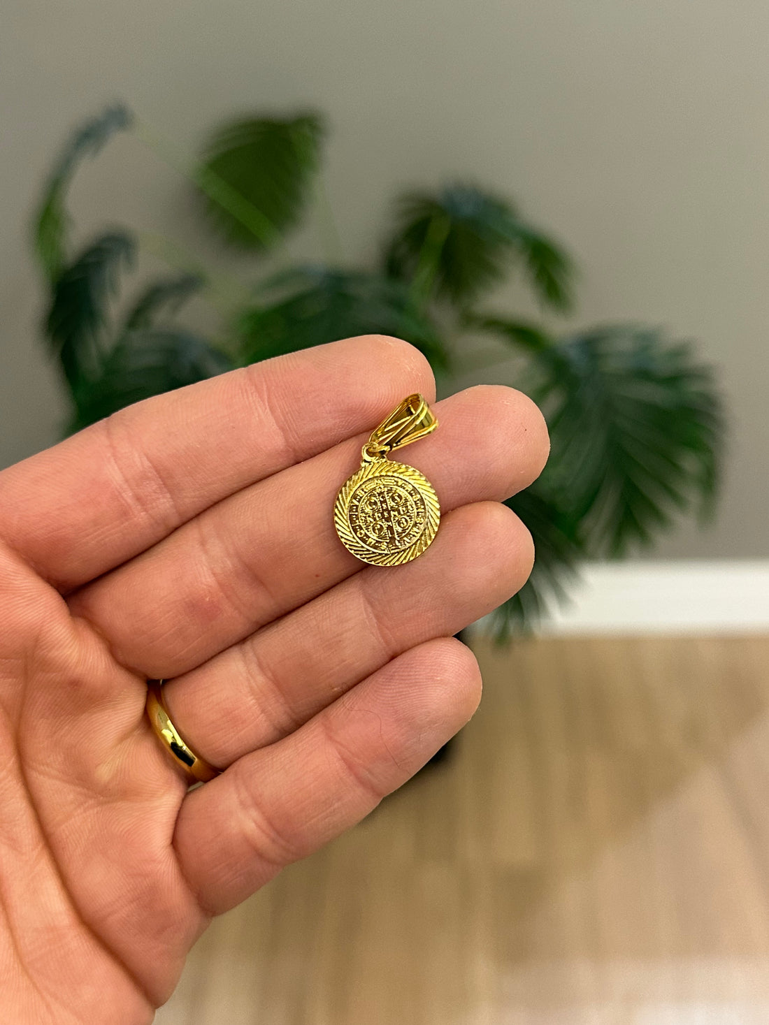 PINGENTE SÃO BENTO PEQUENO - BANHADO A OURO 18K