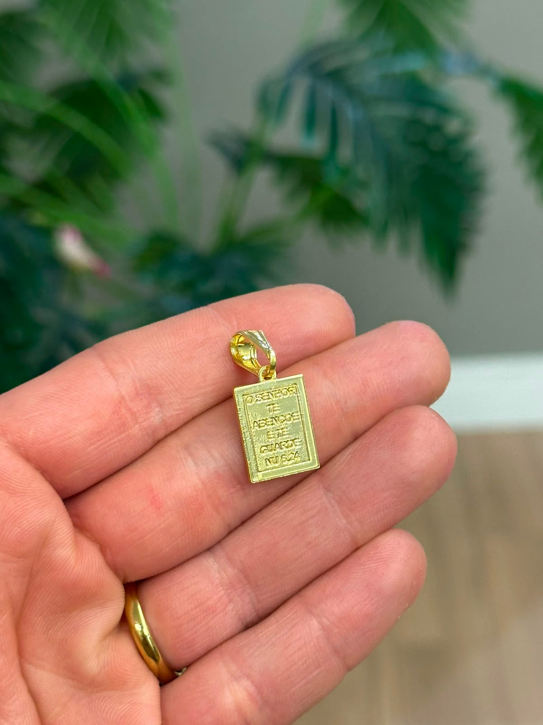 PINGENTE O SENHOR TE ABENÇOE E TE GUARDE - P - BANHADO A OURO 18K