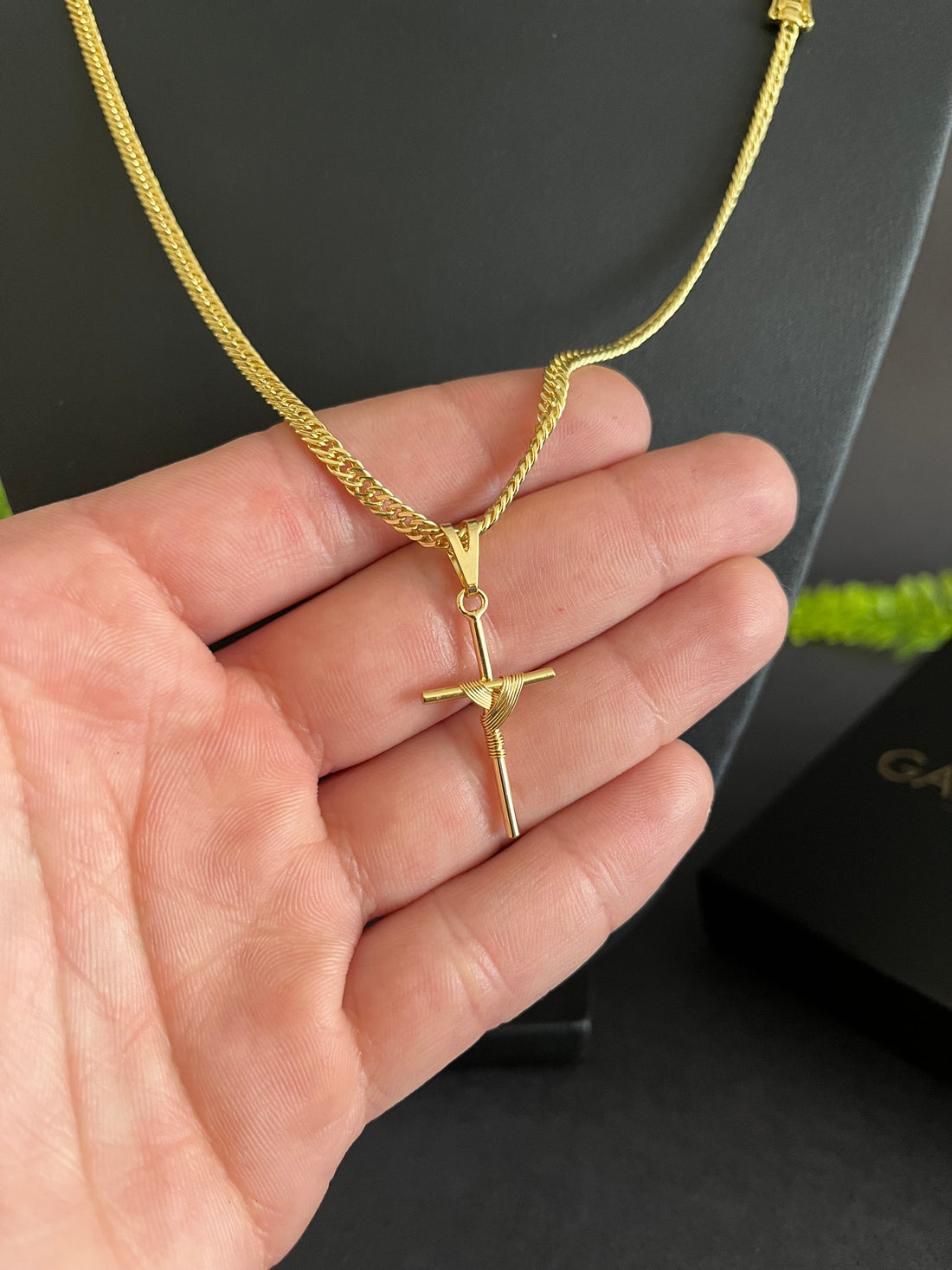 Corrente Grummet 3mm + Cruz amarrada P - Banhado a ouro 18k