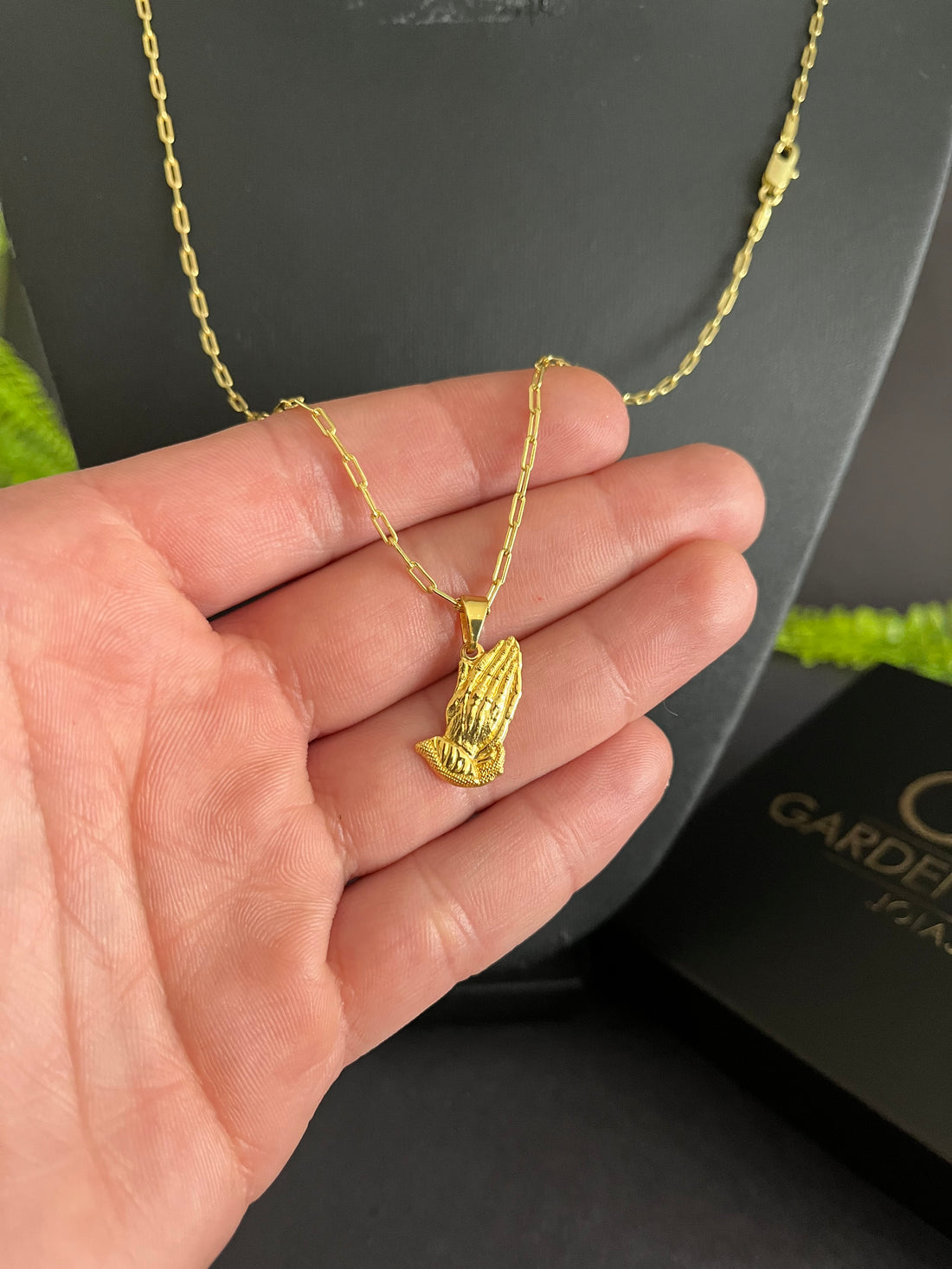 Corrente Cadeado alongado 1mm + Pingente Mão orando MINI - Banhado a ouro 18k