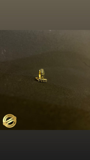 Brinco argola 14 pedras de Zircônia preta - Banhado a ouro 18k