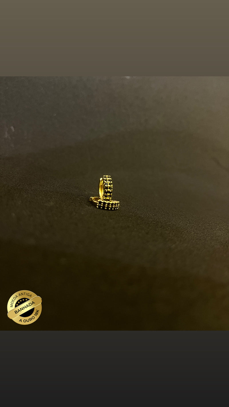 BRINCO ARGOLA 14 PEDRAS DE ZIRCÔNIA PRETA - BANHADO A OURO 18K
