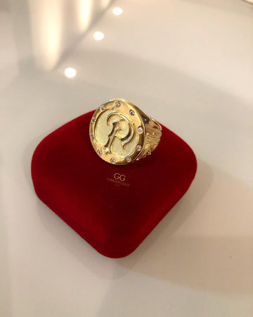 Anel Personalizado com Letra 10 Pedras Cravejadas + Detalhes laterais