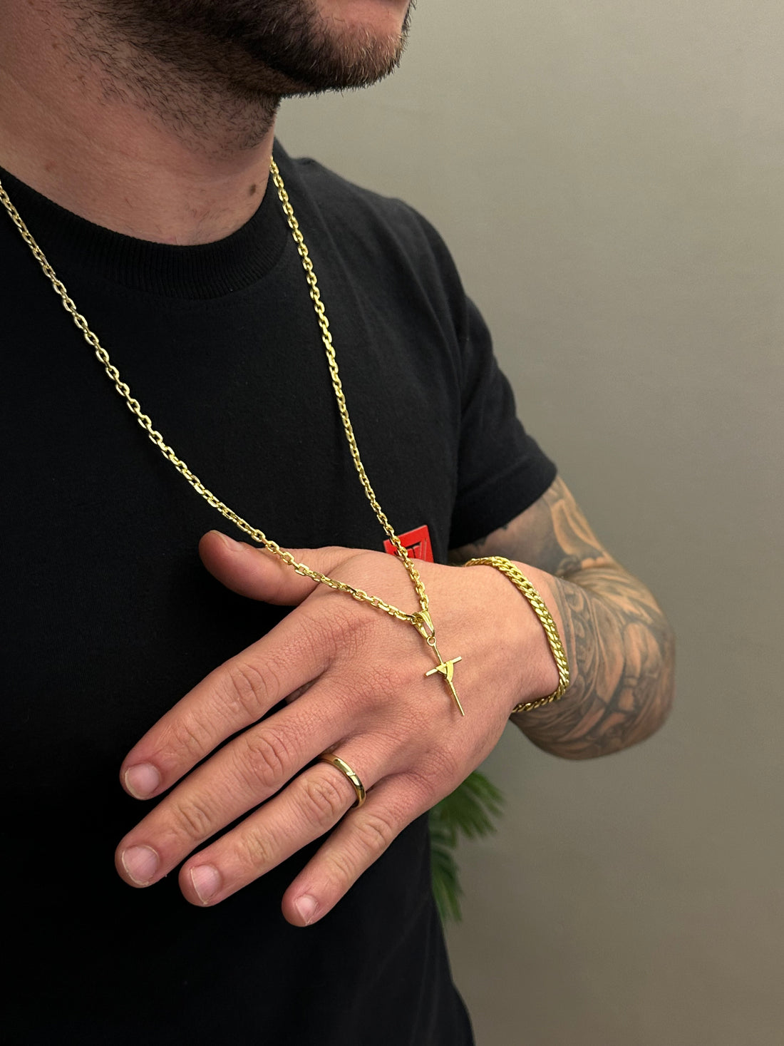 CORRENTE CADEADO DE QUINA 3MM + PINGENTE CRUZ ENROLADA P - BANHADO A OURO 18K