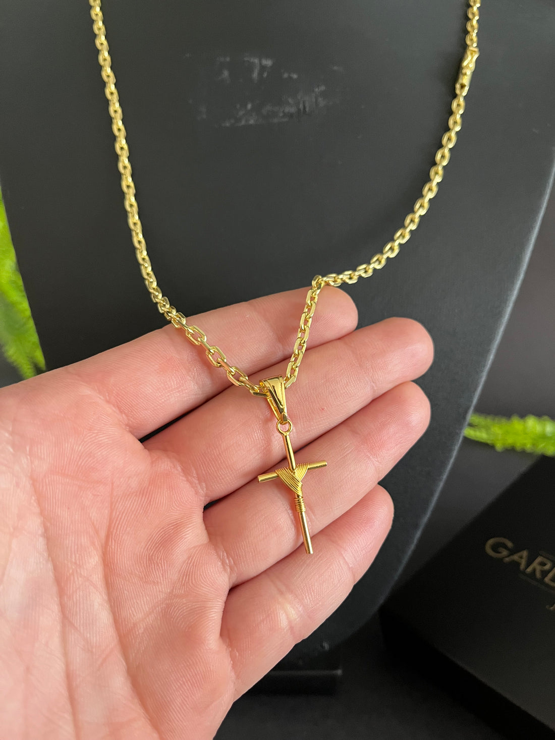 Cadeado de quina 3mm + Cruz enrolada P - Banhado a ouro 18k