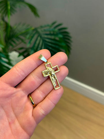 PINGENTE ROSTO DE CRISTO NA CRUZ VAZADA - G - 3,5x2cm - BANHADO A OURO 18K