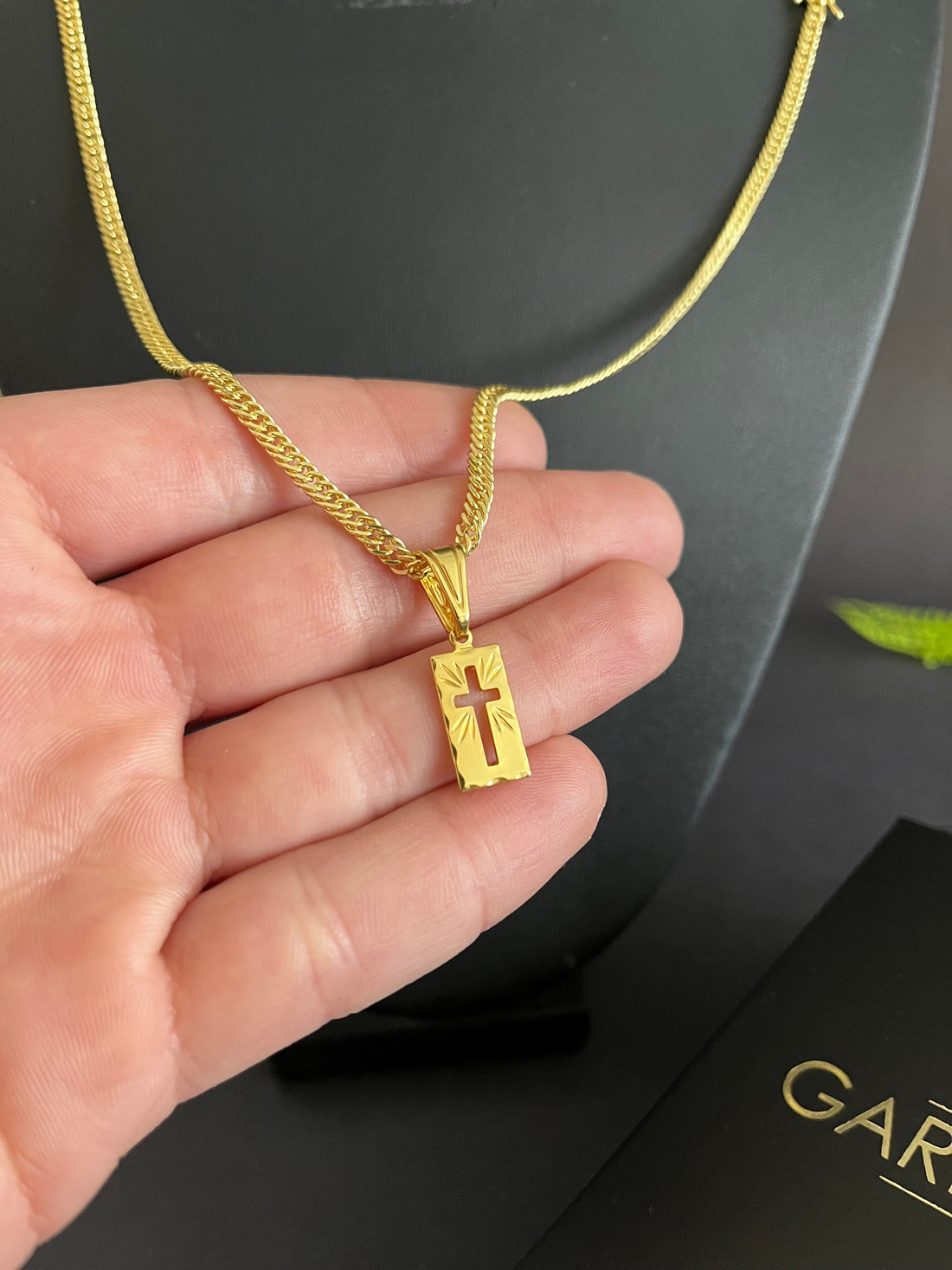 Corrente Grummet 3mm + Pingente Cruz vazada MINI - Banhado a ouro 18k