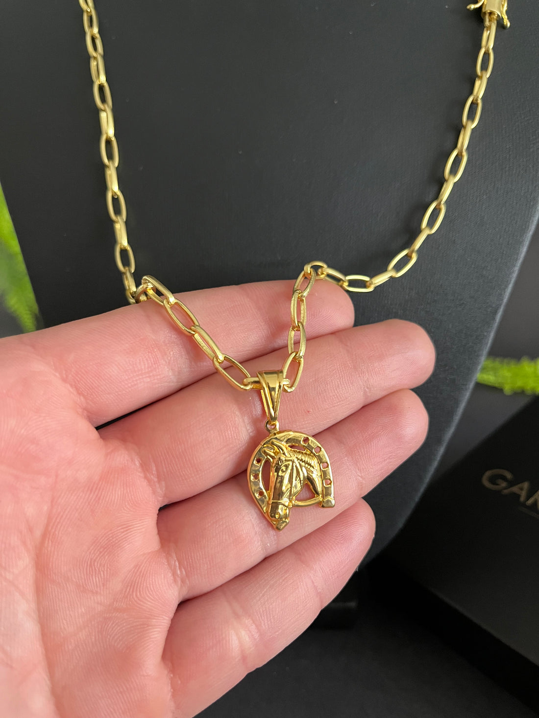 Corrente Tijolinho meia cana 4mm + Pingente Ferradura P - Banhado a ouro 18k