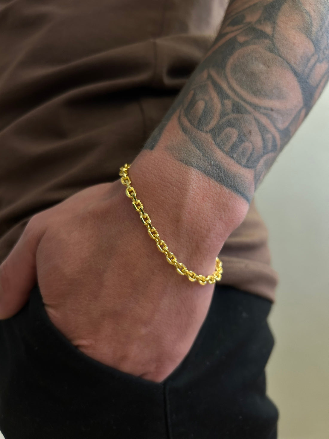 Pulseira Cadeado de Quina 4mm - Fecho bomba - Banhado a ouro 18k