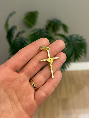 PINGENTE CRUZ ENROLADA ROBUSTA - 4x2,5cm - BANHADO A OURO 18K