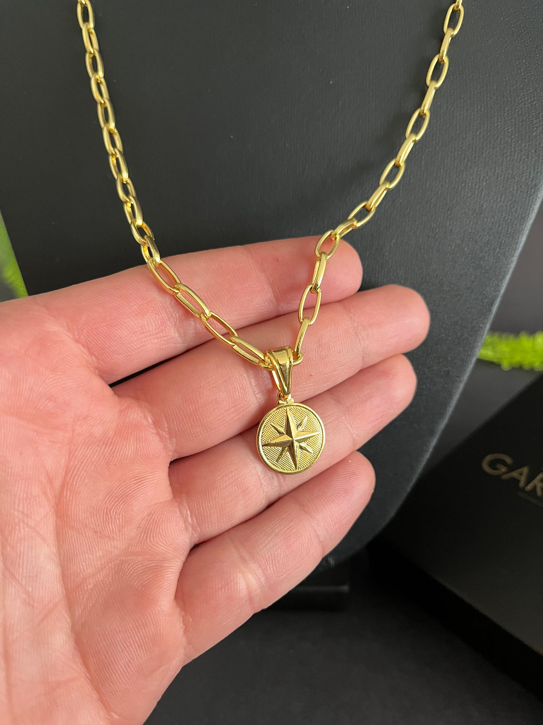 Corrente Tijolinho meia cana 4mm + Pingente Rosa dos Ventos - Banhado a ouro 18k