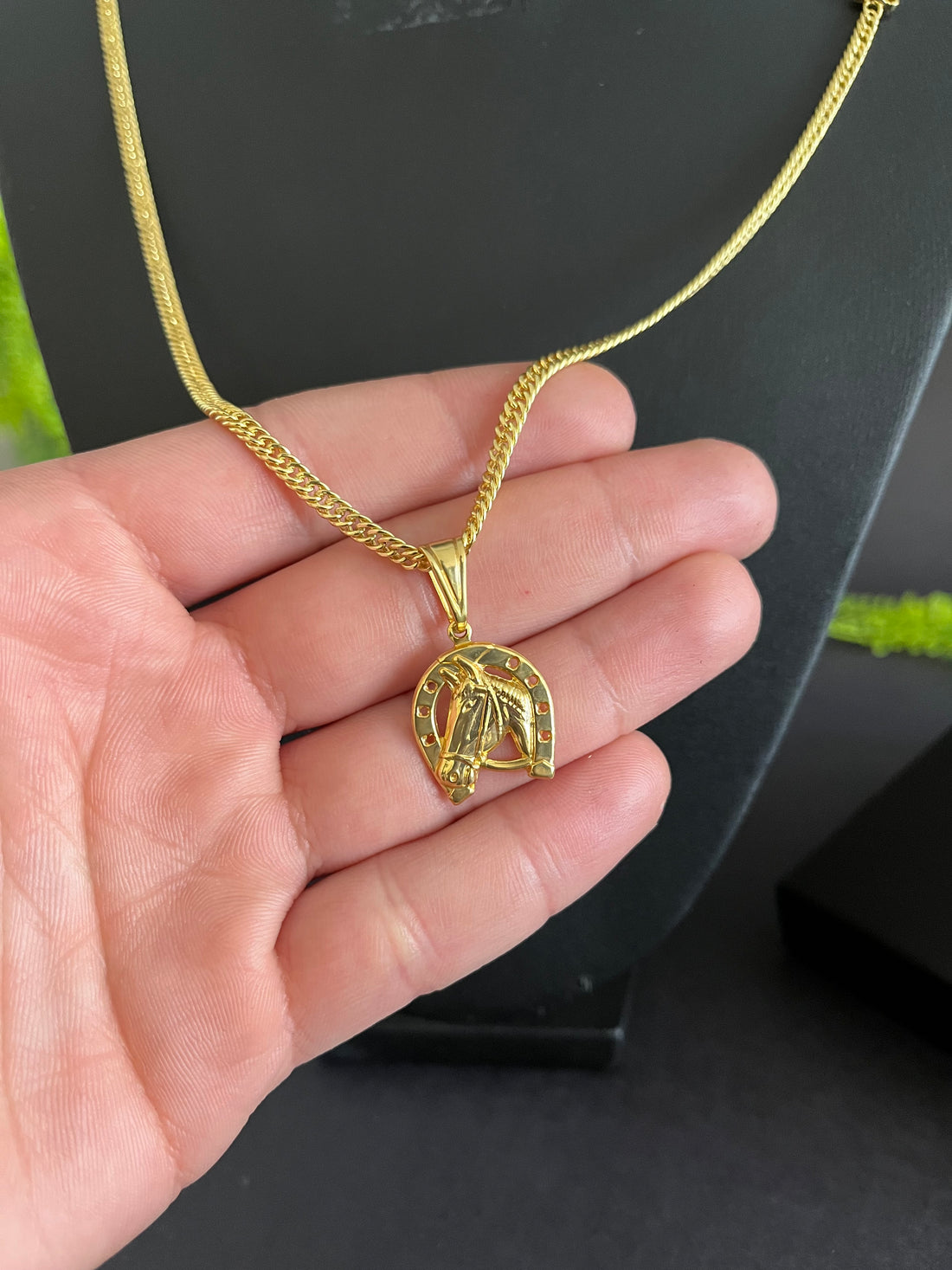 Corrente Grummet 3mm + Pingente Ferradura P - Banhado a ouro 18k