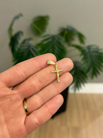 PINGENTE CRUZ E CRISTO PEQUENO - BANHADO A OURO 18K