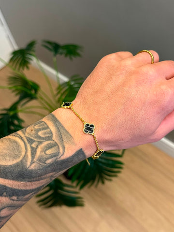 Pulseira Trevo Ônix - Preta - Com regulagem - Banhado a ouro 18k