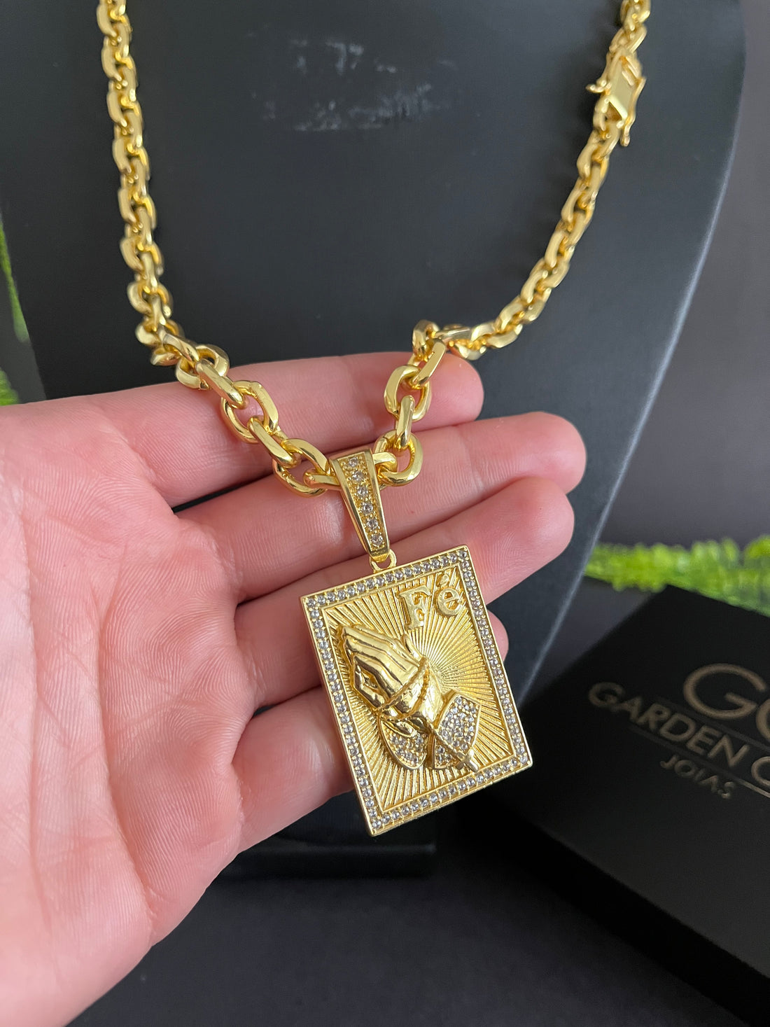 Corrente Cadeado de quina 8mm + Pingente Fé G - Banhado a ouro 18k