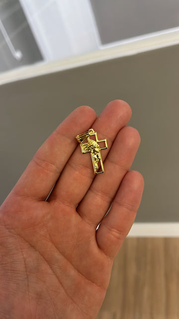Pingente Cruz Vazada Rosto de Cristo - Banhado a ouro 18k