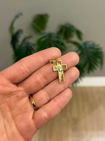 PINGENTE ROSTO DE CRISTO NA CRUZ VAZADA - 2,5x1,5cm - BANHADO A OURO 18K