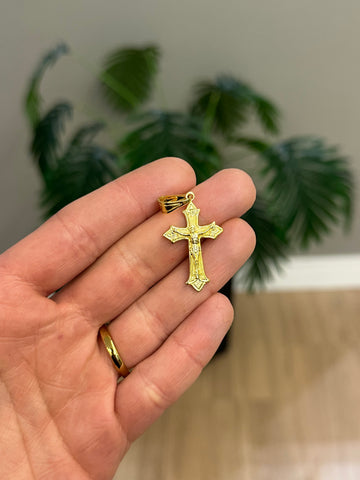 PINGENTE CRUZ DETALHADA COM CRISTO - BANHADO A OURO 18K