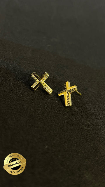 Brinco Cruz com 12 pedras em Zircônia - Banhado a ouro 18k