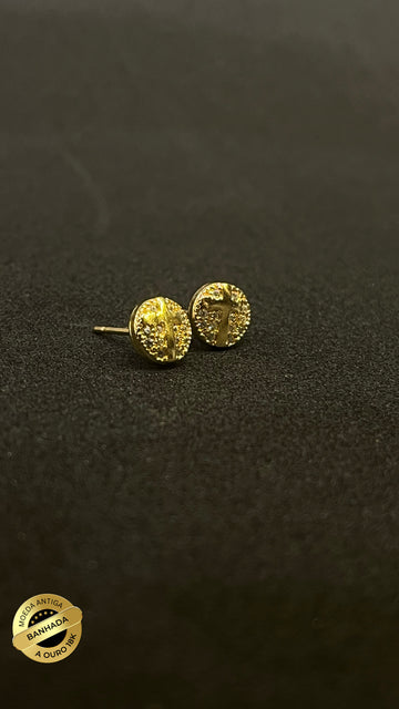 Brinco circular com pedras e cruz - 7mm - Banhado a ouro 18k