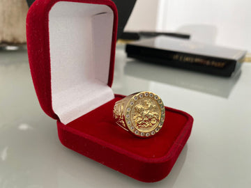 Anel São Jorge Cravejado detalhado redondo - Banhado a ouro 18k
