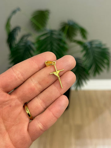 PINGENTE CRUZ ENROLADA PEQUENO - 3x1,5CM - BANHADO A OURO 18K
