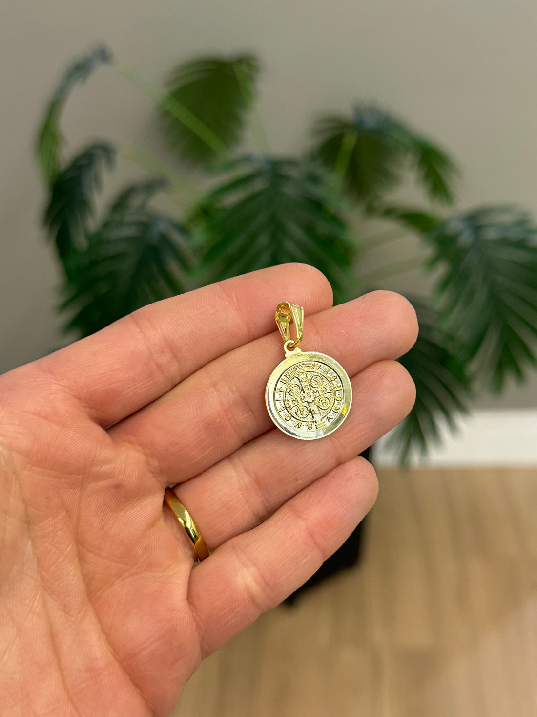 PINGENTE SÃO BENTO - BANHADO A OURO 18K