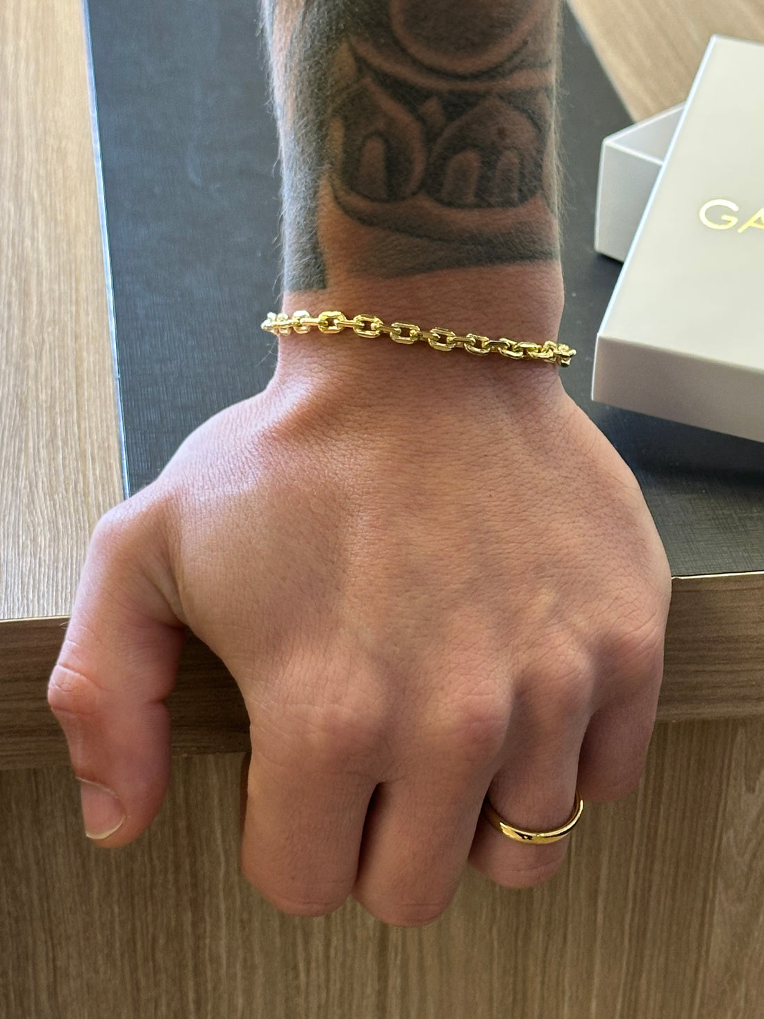 Pulseira Cadeado de Quina 4mm - Fecho bomba - Banhado a ouro 18k