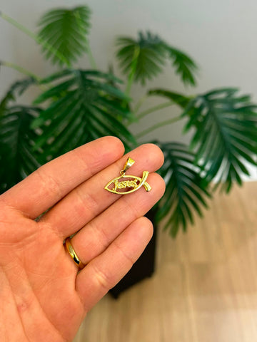 PINGENTE ESCRITA JESUS - P - BANHADO A OURO 18K