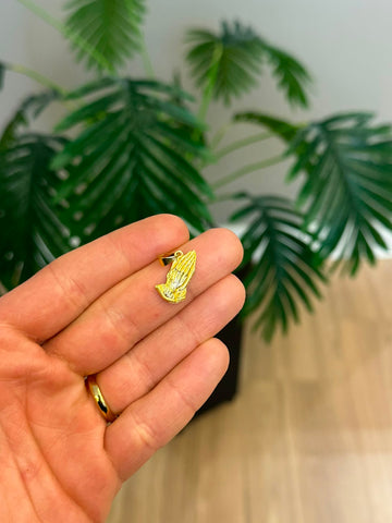 PINGENTE MÃOS ORANDO - P - BANHADO A OURO 18K