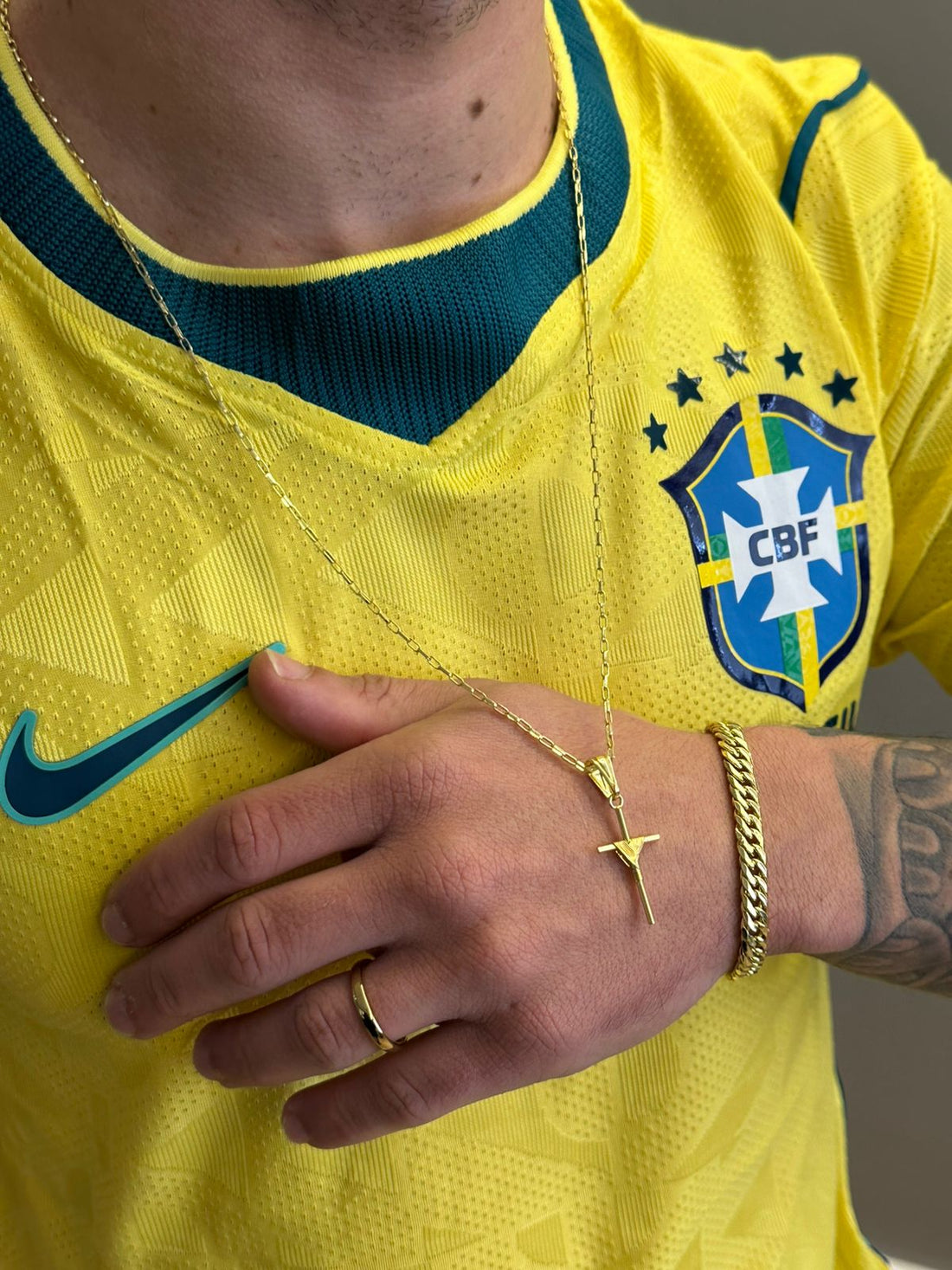 CORRENTE TIJOLINHO 1,5MM - 70CM + PINGENTE CRUZ ENROLADA P - BANHADO A OURO 18K