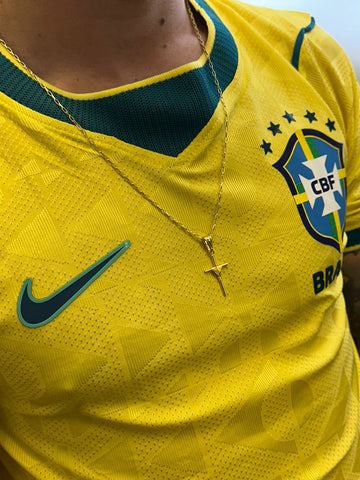 CORRENTE TIJOLINHO 1,5MM - 70CM + PINGENTE CRUZ ENROLADA P - BANHADO A OURO 18K